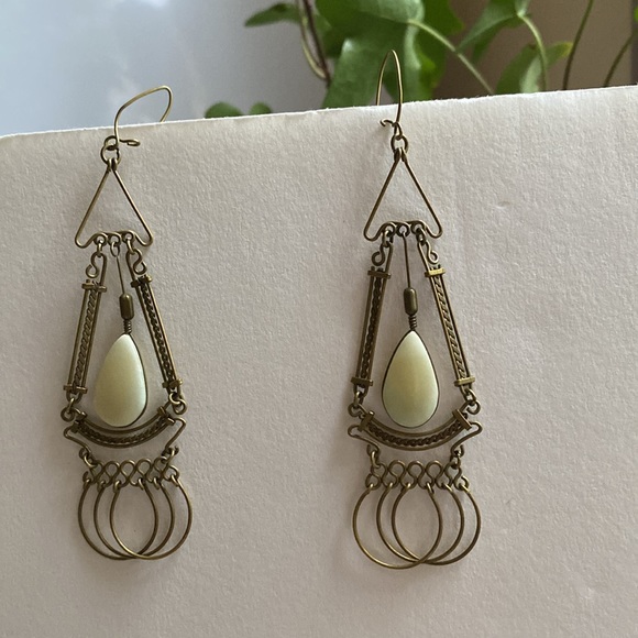 Brass exotic earrings with cream coloured insert stone - Picture 4 of 8